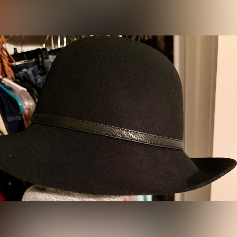 Coach Elegant Black Hat with Bow Accent - Picture 3 of 9